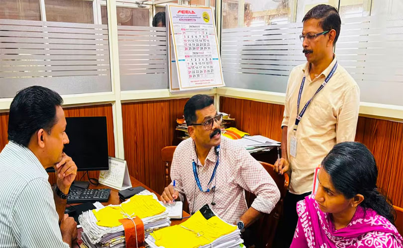 കെട്ടിടാനുമതിക്ക് ലക്ഷങ്ങൾ മേശപ്പുറത്തൂടെ; അഴിമതിക്കൂടാരമായി തദ്ദേശസ്ഥാപനങ്ങൾ; വിജിലൻസിന്റെ ഓപ്പറേഷൻ പാർപ്പിടം റെയ്ഡിൽ വലയിലായത് 30 ഉദ്യോഗസ്ഥർ