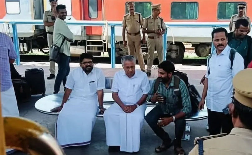 റെയിൽവേ സ്റ്റേഷനിലെ പിണറായി വിജയന്റെ ചിത്രം വൈറൽ; സമൂഹമാധ്യമങ്ങളിൽ വലിയ ചർച്ചകളും 