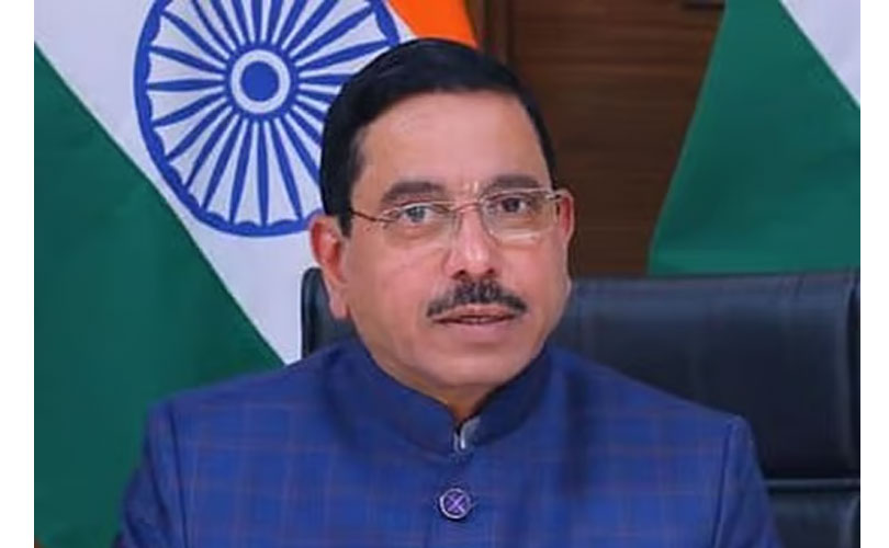 പ്രധാൻ പടിയിറങ്ങി; വിദ്യാഭ്യാസ മന്ത്രിയായി പ്രൾഹാദ് ജോഷി സ്ഥാനമേറ്റു