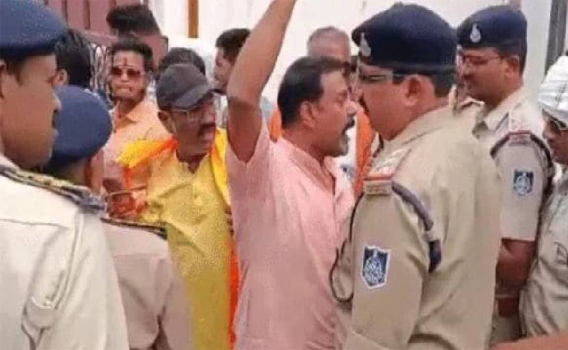 ശ്രീരാമനെ പ്രിൻസിപ്പൽ അപമാനിച്ചെന്നാരോപിച്ച് സ്കൂൾ അടിച്ചു തകർത്തു