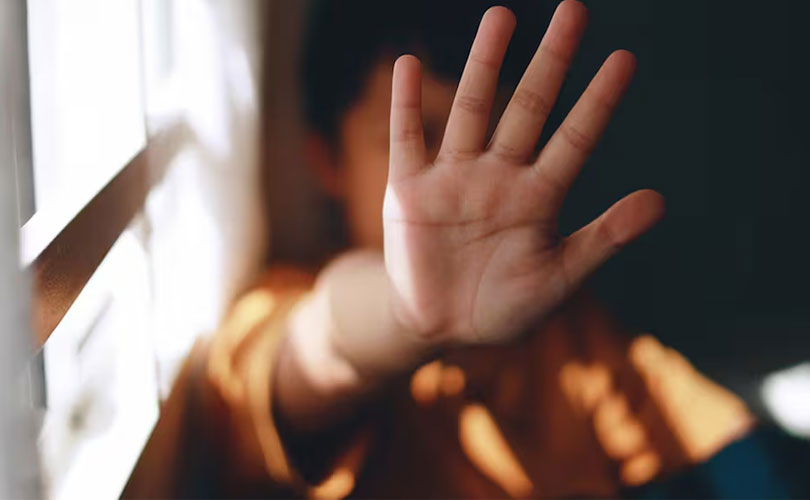 പതിനേഴുകാരനെ ലൈം​ഗികപീഡനത്തിനിരയാക്കിയ യുവതിക്കെതിരെ കേസെടുത്തു