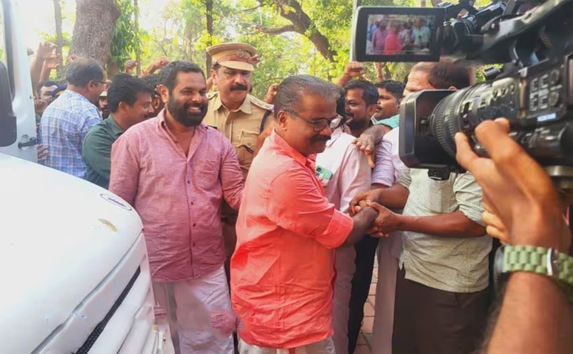 പെരിയ ഇരട്ടക്കൊലക്കേസിലെ നാലു പ്രതികളുടെ ശിക്ഷ ഹൈക്കോടതി സ്റ്റേ ചെയ്തു