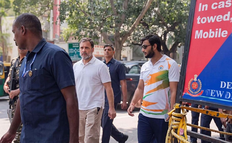 പെല്ലറ്റ് ആക്രമണത്തിൽ പരുക്കേറ്റ വിദ്യാർഥിക്കൊപ്പം രാഹുൽ ഗാന്ധി പൊലീസ് സ്റ്റേഷനിൽ 