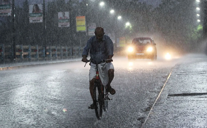 ബംഗാൾ ഉൾക്കടലിൽ ന്യൂനമർദം; കേരളത്തിൽ ഇന്നുരാത്രിയും പെരുമഴ പെയ്യും; ആറ് ജില്ലകളിൽ ജാ​ഗ്രതാ നിർദ്ദേശം  