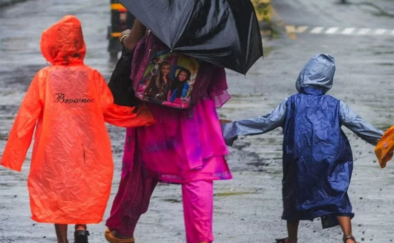 ശക്തമായ മഴ: രണ്ടു ജില്ലകളിലെ വിദ്യാഭ്യാസ സ്ഥാപനങ്ങൾക്ക് നാളെ അവധി