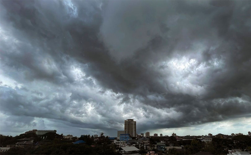 
ചുട്ടുപൊള്ളുന്ന വേനൽച്ചൂടിന് ആശ്വാസമാകുന്നു; ഒമ്പത് ജില്ലകളിൽ ഇന്ന് ഇടിമിന്നലോട് കൂടിയ മഴയെത്തും 