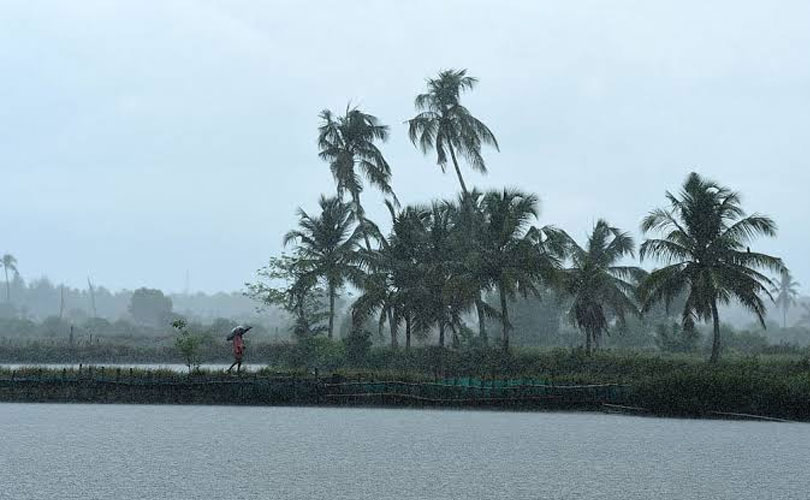 കേരളത്തിൽ ശക്തമായ മഴയും കാറ്റും; ഇടിമിന്നലിനെയും കരുതിയിരിക്കണം 