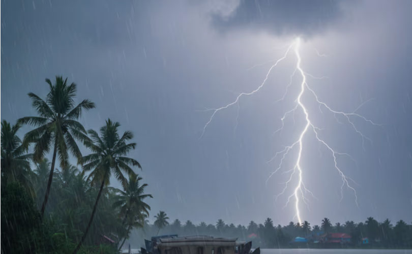 തിരുവനന്തപുരത്ത് റെഡ് അലർട്ട്; 4 ജില്ലകളിൽ ഓറഞ്ച് അലർട്ട്; ശക്തമായ മഴയ്ക്കും കാറ്റിനും സാധ്യത