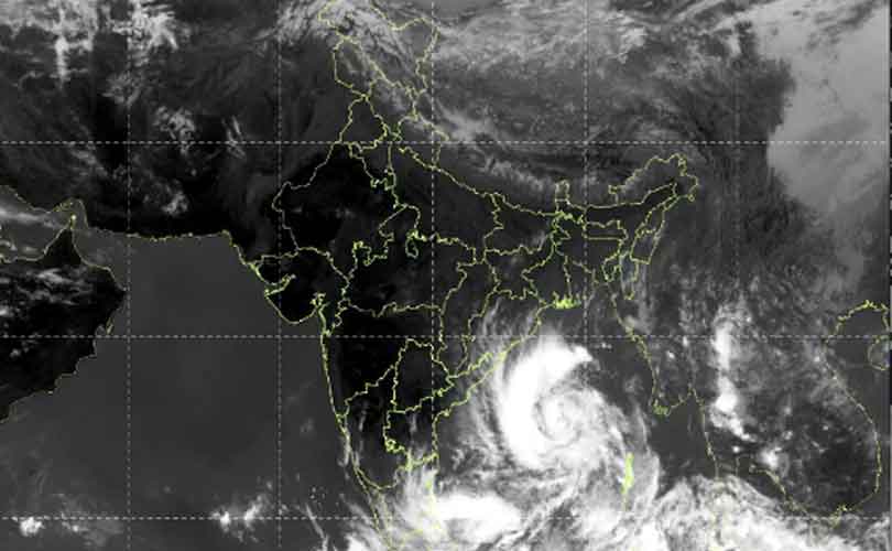 അർണബ് ചുഴലിക്കാറ്റ്: ആന്ധ്രയിൽ അതീവ ജാഗ്രത; ഒരു ലക്ഷം പേരെ മാറ്റിപ്പാർപ്പിച്ചു; 72 ട്രെയിനുകൾ റദ്ദാക്കി