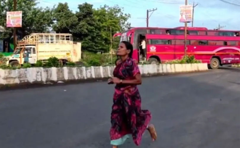 മക്കളുടെ പഠനത്തിനായി സാരിയുടുത്ത് നഗ്നപാദയായി ഓടി; മാരത്തോണിൽ ഒന്നാംസ്ഥാനം സ്വന്തമാക്കി 47കാരി