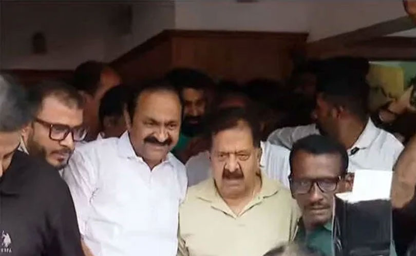 ചെന്നിത്തല എന്റെ നേതാവ്: സതീശൻ വീട്ടിൽചെന്ന് കണ്ട് അനുനയ നീക്കം; മന്ത്രിസഭാ പ്രവേശം പാർട്ടി തീരുമാനിക്കുമെന്ന് ചെന്നിത്തല