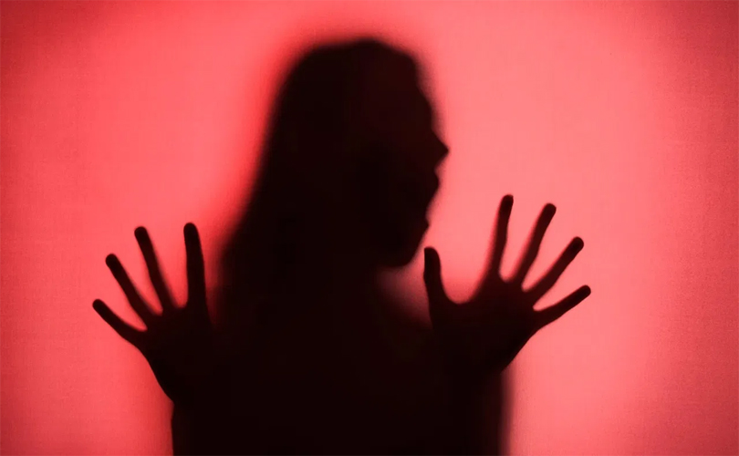 മുൻകാമുകനും സുഹൃത്തുക്കളും ചേർന്ന് യുവതിയെ കൂട്ടബലാത്സം​ഗം ചെയ്തു 