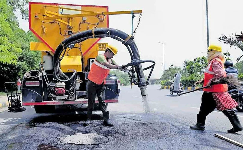 റോഡിലെ കുഴി ഇനി മിനിറ്റുകൾക്കകം മായും; 5 മിനിറ്റിൽ അറ്റകുറ്റപ്പണി പൂർത്തിയാക്കുന്ന സ്മാർട്ട് മെഷീൻ എത്തി 