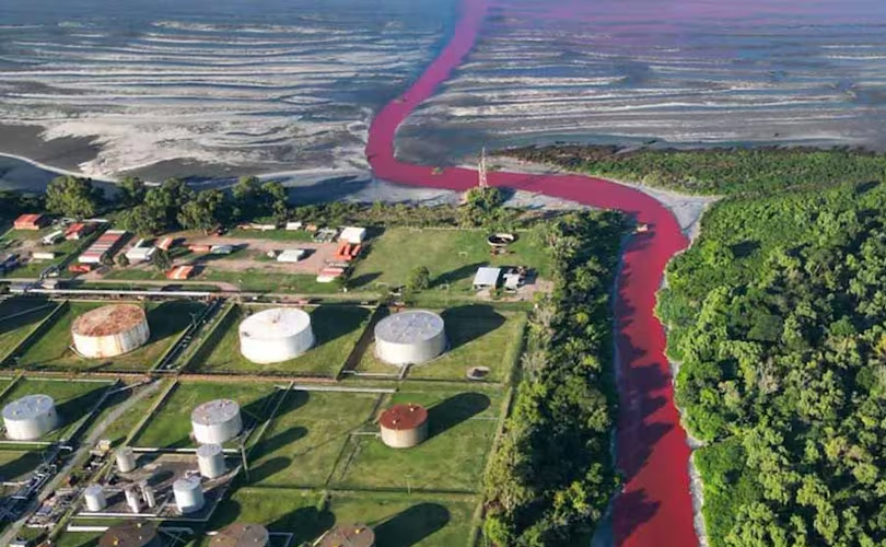 നദിയിലെ ജലം ചുവപ്പുനിറമായതോടെ പ്രദേശവാസികൾ ആശങ്കയിൽ 