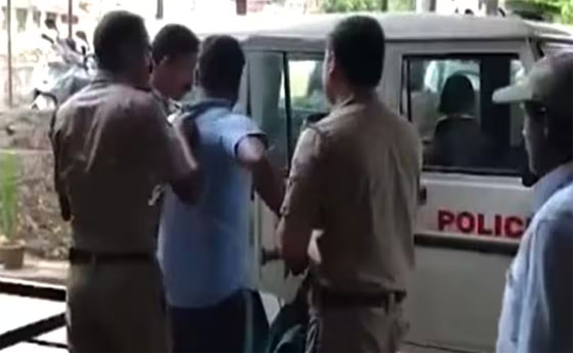 മസ്തിഷ്ക ജ്വരം ബാധിച്ചു മരിച്ച പെൺകുട്ടിയുടെ പിതാവ് ഡോക്ടറെ വെട്ടി പരിക്കേൽപ്പിച്ചു 