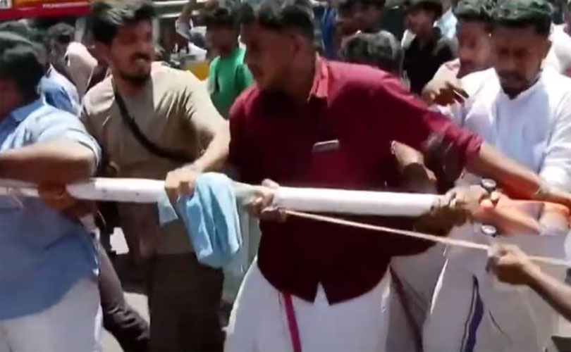 കണ്ണൂരിൽ എസ്എഫ്‌ഐ പ്രവർത്തകർ കോൺ​ഗ്രസിന്റേതെന്ന് കരുതി പിഴുതെറിഞ്ഞ കൊടിമരം മാറിപ്പോയി