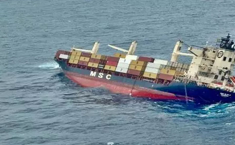 സമുദ്രത്തിൽ മുങ്ങിയ കപ്പൽ: സർക്കാരിനെതിരെ വിമർശനം