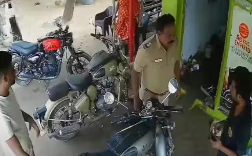 ബൈക്ക് നന്നാക്കിയതിന്റെ കൂലി ചോദിച്ച മെക്കാനിക്കിന്റെ മുഖത്തടിച്ച എസ്ഐക്ക് സസ്പെൻഷൻ