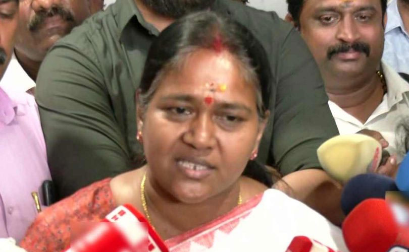 കാർ തടഞ്ഞത് അശ്ലീല ആം​ഗ്യം കാണിച്ചതിനെന്ന് ശോഭ സുരേന്ദ്രൻ; വോട്ടിന് നോട്ട് ആരോപണം രാഷ്ട്രീയ പ്രേരിതമെന്നും പ്രതികരണം 