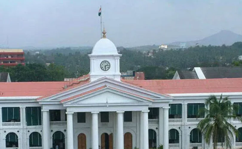 സെക്രട്ടറിയേറ്റിൽ ആൾക്കൂട്ടപ്പൂരം; നിവേദകരെ തള്ളിമാറ്റി പേഴ്സണൽ സ്റ്റാഫ് മോഹികൾ, മന്ത്രി ഓഫീസുകളിൽ അനാസ്ഥ തുടരുന്നു