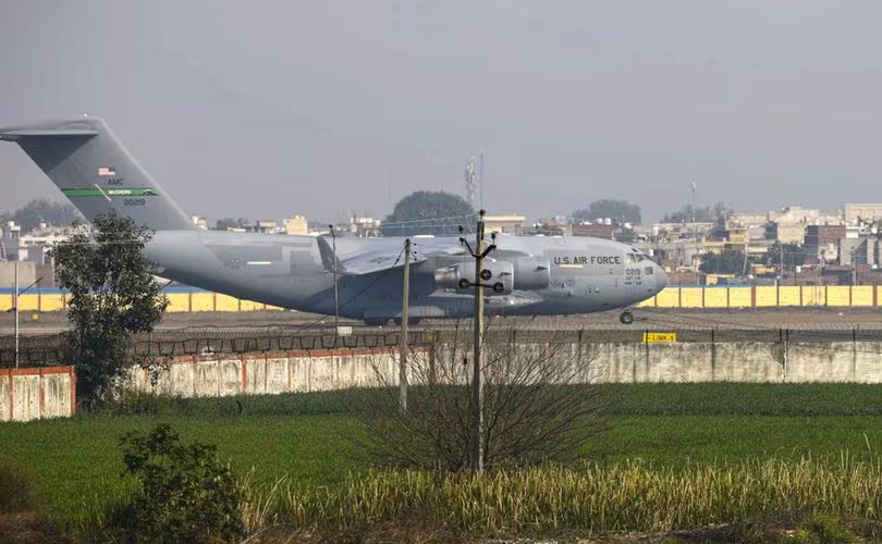 അമേരിക്കയിൽ നിന്നും ഇന്ത്യക്കാരെ നാടുകടത്തുന്നത് മാനുഷിക പരി​ഗണനകൾ പോലും നൽകാതെ