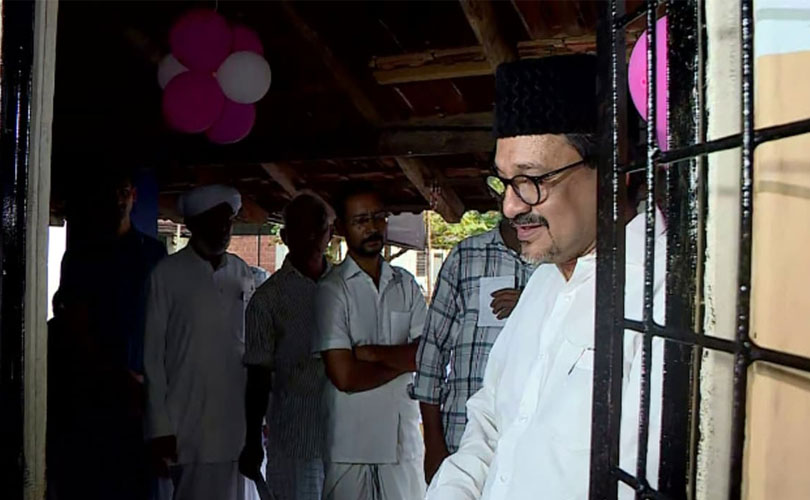 പാണക്കാട് സാദിഖലി ശിഹാബ് തങ്ങൾക്കെതിരായ അപകീർത്തി പോസ്റ്റ്: മുഹമ്മദ് റോഷൻ ആവശ്യപ്പെട്ടത് 15 കോടി രൂപ 