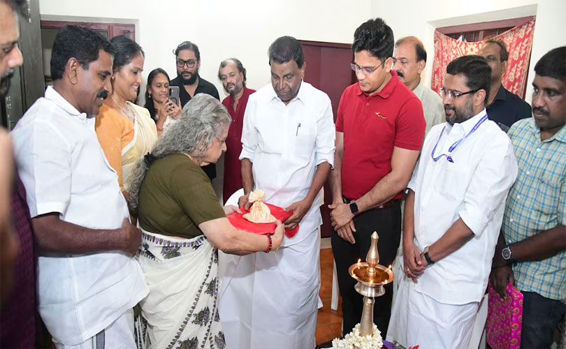 
ഉത്രാടക്കിഴിയുമായി സ്പീക്കർ തിരുവഞ്ചൂർ രാധാകൃഷ്ണൻ; സൗമ്യവതി തമ്പുരാട്ടിക്ക് കൈമാറി