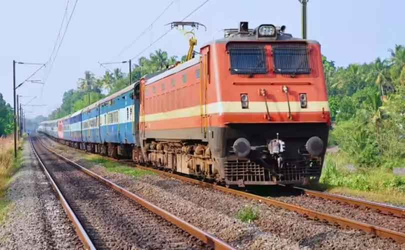 ആറ് ട്രെയിനുകൾ റദ്ദാക്കി, നിരവധി ട്രെയിനുകൾ വൈകും; സംസ്ഥാനത്ത് റയിൽ ​ഗതാ​ഗതം താളംതെറ്റി 
