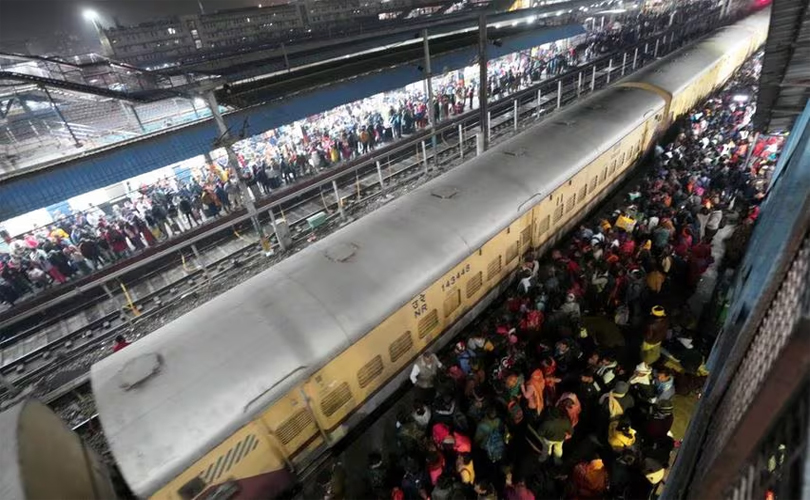 ഡൽഹി റയിൽവെ സ്റ്റേഷനിൽ അനിയന്ത്രിതമായ തിരക്കിൽപെട്ട് 15 പേർക്ക് ദാരുണാന്ത്യം 