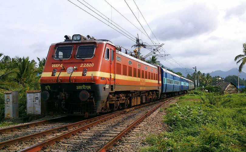 കുട്ടികളുമായി സ്‌കൂളിലേക്ക് പോകുകയായിരുന്ന വാനിലേക്ക് ട്രെയിൻ പാഞ്ഞുകയറി; രണ്ട് വിദ്യാർഥികൾ ഉൾപ്പെടെ മൂന്ന് മരണം