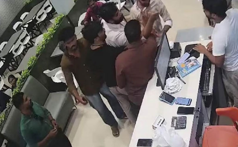ചിക്കൻ ചില്ലിക്കൊപ്പം നൽകിയ നാരങ്ങയിൽ നീരില്ലെന്നാരോപിച്ച് ഹോട്ടൽ ഉടമയെയും ജീവനക്കാരെയും ക്രൂരമായി മർദ്ദിച്ചു 