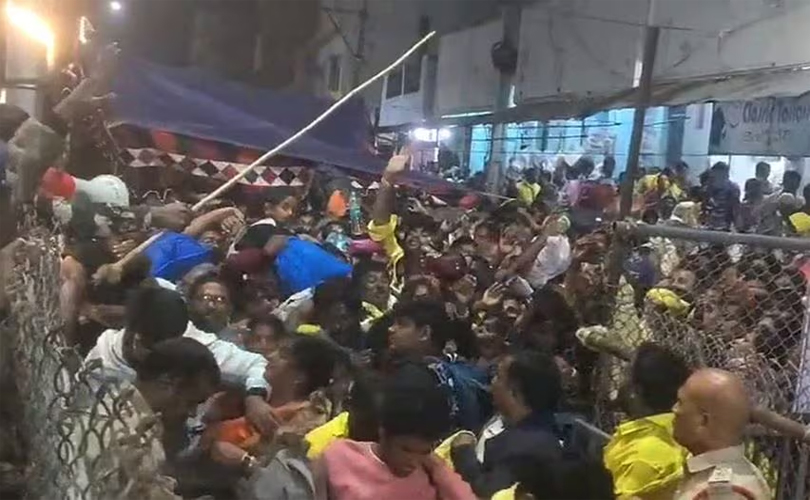 തിരുപ്പതി ക്ഷേത്രത്തില്‍ തിക്കിലും തിരക്കിലും പെട്ടുണ്ടായ അപകടത്തിൽ മരണം ആറായി