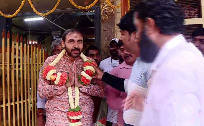 ശബരിമല സ്വർണക്കൊള്ള കേസ് ഒന്നാം പ്രതി ഉണ്ണിക്കൃഷ്ണൻ പോറ്റിക്ക് ശ്രീറാംപുര അയ്യപ്പക്ഷേത്രത്തിൽ വൻ സ്വീകരണം