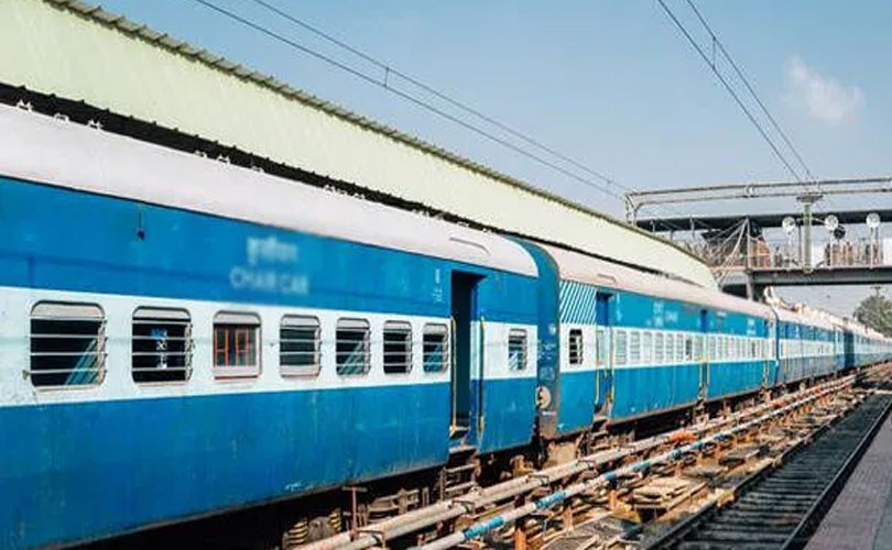 വഞ്ചിനാട് എക്സ്പ്രസിൽ ഓടിക്കയറാൻ ശ്രമിച്ച യുവതി ട്രെയിനിനടിയിൽ വീണ് മരിച്ചു 