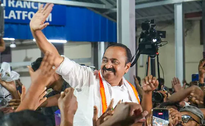 അകമ്പടിയായി വൻ വാഹനവ്യൂഹം വേണ്ടെന്ന് വി ഡി സതീശൻ; ഇനി ഒന്നാം നമ്പർ സ്റ്റേറ്റ് കാർ പൊതുജനങ്ങളെ ബുദ്ധിമുട്ടിക്കില്ല