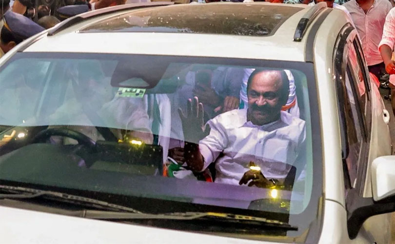 റോഡിലെ രാജാക്കന്മാരും വഴിമാറുന്ന പ്രജകളും: സതീശന്റെ ‘വ്യൂഹം’ മാറ്റുന്നത് കേരളത്തിന്റെ യാത്രാസംസ്കാരമോ?