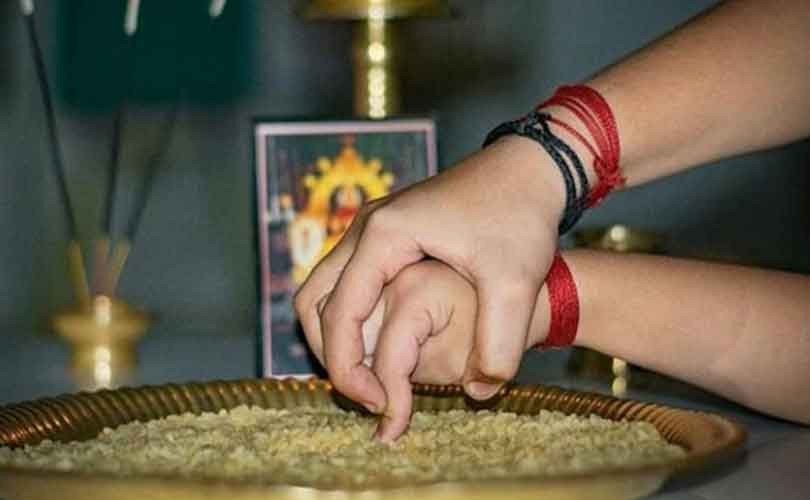 ഇന്ന് വിജയദശമി; കുരുന്നുകൾ ആദ്യാക്ഷരം കുറിച്ച് അറിവിന്റെ ലോകത്തേക്ക് പ്രവേശിക്കുന്ന ദിനം 