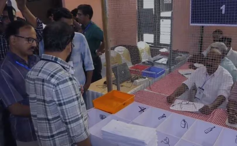 നിലമ്പൂരിൽ ആര്യാടൻ ഷൗക്കത്ത് ലീഡ് ചെയ്യുന്നു 