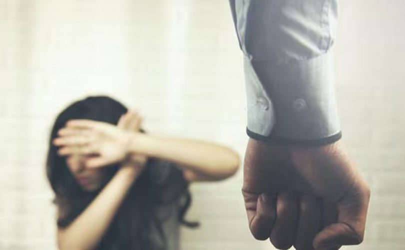 ഹണിമൂണിനിടെ ആർത്തവം; മൂഡ് കളഞ്ഞെന്നാരോപിച്ച് ഭർത്താവ് കൊലപ്പെടുത്താൻ ശ്രമിച്ചെന്ന പരാതിയുമായി യുവതി 
