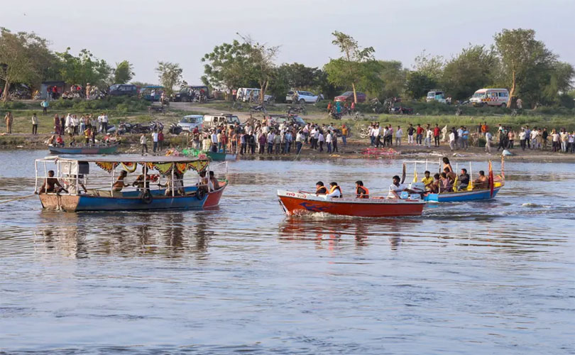 മഥുരയിൽ തീർത്ഥാടക സംഘം സഞ്ചരിച്ച ബോട്ട് മറിഞ്ഞ് പത്തുപേർക്ക് ദാരുണാന്ത്യം 