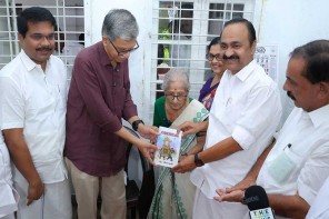 ഡോ. എം. ലീലാവതി രചിച്ച ഭാരതാലോകം മുഖ്യമന്ത്രി പ്രകാശനം ചെയ്തു 