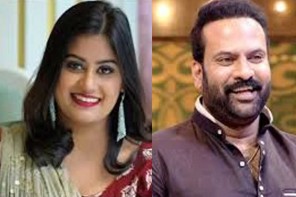 നടൻ ടിനി ടോമിനെതിരെ നടി അൻസിബ ഹസൻ നൽകിയ പരാതിയിൽ കേസെടുക്കാൻ നിർദേശിച്ച് കോടതി . 