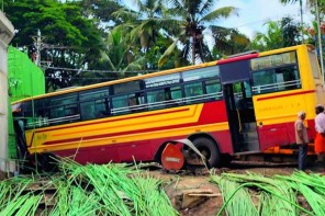 കെ എസ് ആർ ടി സി സ്വിഫ്റ്റ് ബസ് അടിപ്പാതയിലേക്ക് ഇടിച്ചു കയറി അപകടം 28 പേർക്ക് പരിക്ക്