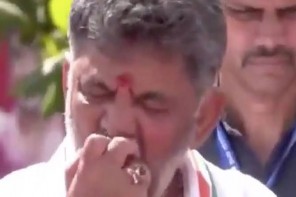 സ്വന്തം മണ്ഡലത്തിലെ വമ്പൻ സ്വീകരണത്തിനിടെ കടിച്ച ശേഷം ആപ്പിളുകള്‍ വലിച്ചെറിഞ്ഞ് കർണാടക മുഖ്യമന്ത്രി ഡി കെ ശിവകുമാർ.വലിയ വിമർശനം.