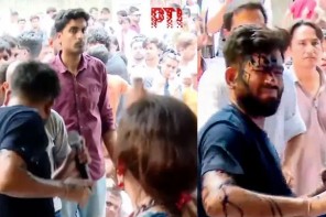 ജന്തർ മന്തറിലെ പ്രതിഷേധം സംഘർഷത്തിൽ; അഭിജിത് ദിപ്കെയ്ക്ക് നേരെ യുവതി മഷിയെറിഞ്ഞു