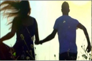  മകനെയും കുടുംബത്തെയും ഉപേക്ഷിച്ച് മുപ്പത്തേഴുകാരി ഇരുപത്തിരണ്ടുകാരനൊപ്പം ഒളിച്ചോടി; പൊലീസ് സംരക്ഷണം വേണമെന്ന് ആവശ്യം 