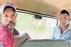 സ്വർണാഭരണങ്ങൾ വൃത്തിയാക്കാമെന്ന് പറഞ്ഞ് ഊരിവാങ്ങും; രാസലായനിയിൽ മുക്കി തിരികെ നൽകും; വീട്ടമ്മമാരുടെ സ്വർണം തട്ടിയെടുത്ത രണ്ടുപേർ അറസ്റ്റിൽ 