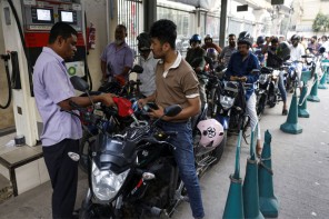 ബൈക്കുകൾക്ക് രണ്ടുലിറ്റർ, കാറുകൾക്ക് പത്തുലിറ്റർ; ബം​ഗ്ലാദേശിൽ പെട്രോളും ഡീസലും റേഷൻ സമ്പ്രദായത്തിൽ 