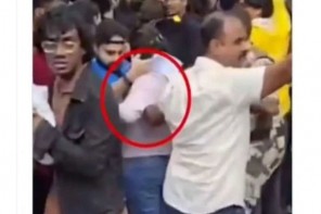 സിജെപി പ്രതിഷേധത്തിനിടെ പൊലീസ് ഉദ്യോ​ഗസ്ഥൻ യുവതിയുടെ നെഞ്ചിൽ പിടിച്ചു; വീഡിയോ വൈറലായതോടെ വ്യാപക പ്രതിഷേധം 