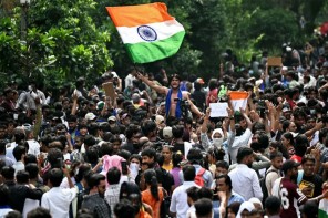 പ്രതിപക്ഷം ​ഗാലറിയിലിരുന്ന് കയ്യടിച്ചു; ഇടതുപക്ഷം കോറസ് പാടി; വെറും രണ്ടുമാസം പ്രായമുള്ള പാറ്റകൾ ലോകത്തിലെ ഏറ്റവും വലിയ രാഷ്ട്രീയ പാർട്ടിയെ മുട്ടുകുത്തിച്ച കഥ 